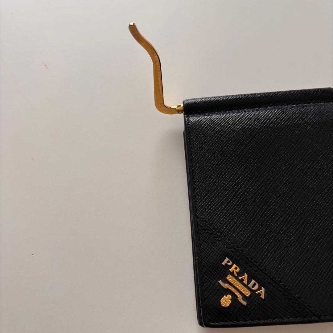 【ホワイト】プラダ　マネークリップ　折り財布　ブラック　サフィアーノレザー