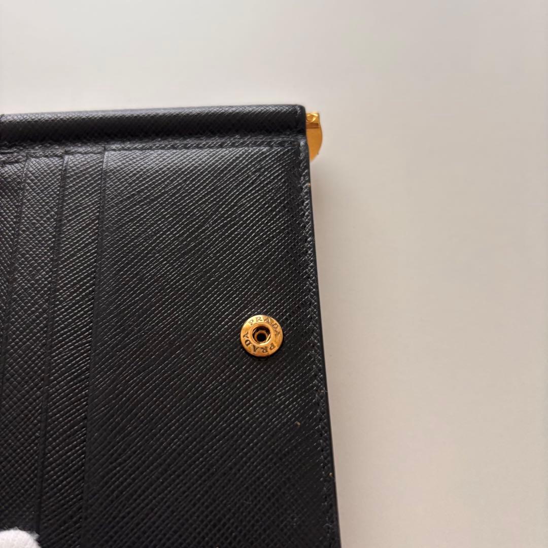 【ホワイト】プラダ　マネークリップ　折り財布　ブラック　サフィアーノレザー
