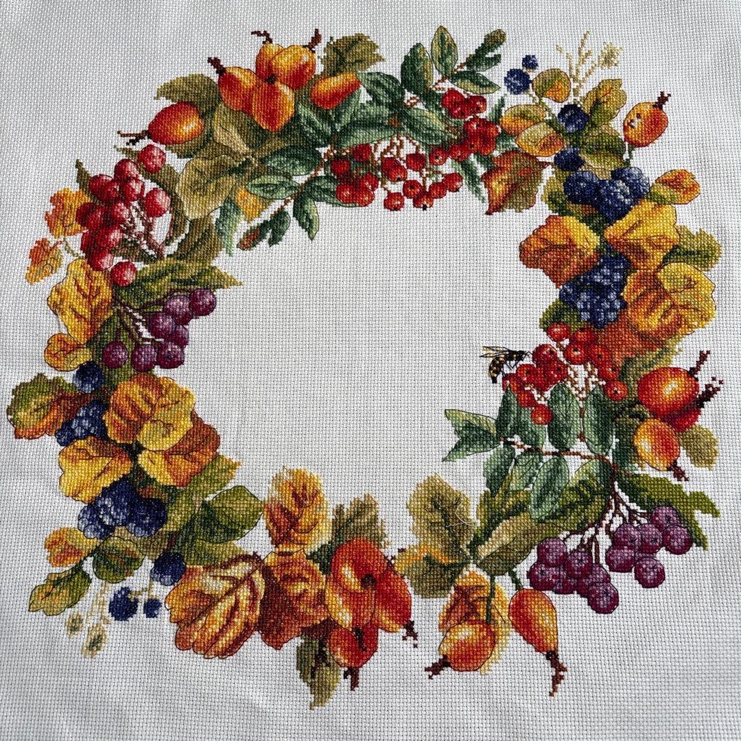 クロスステッチ完成品　　秋のリース