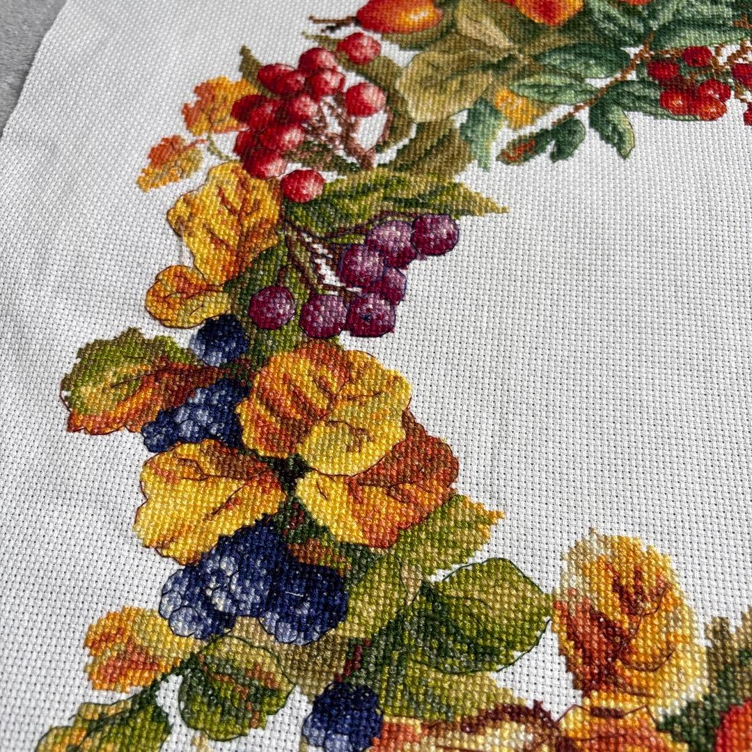 クロスステッチ完成品　　秋のリース