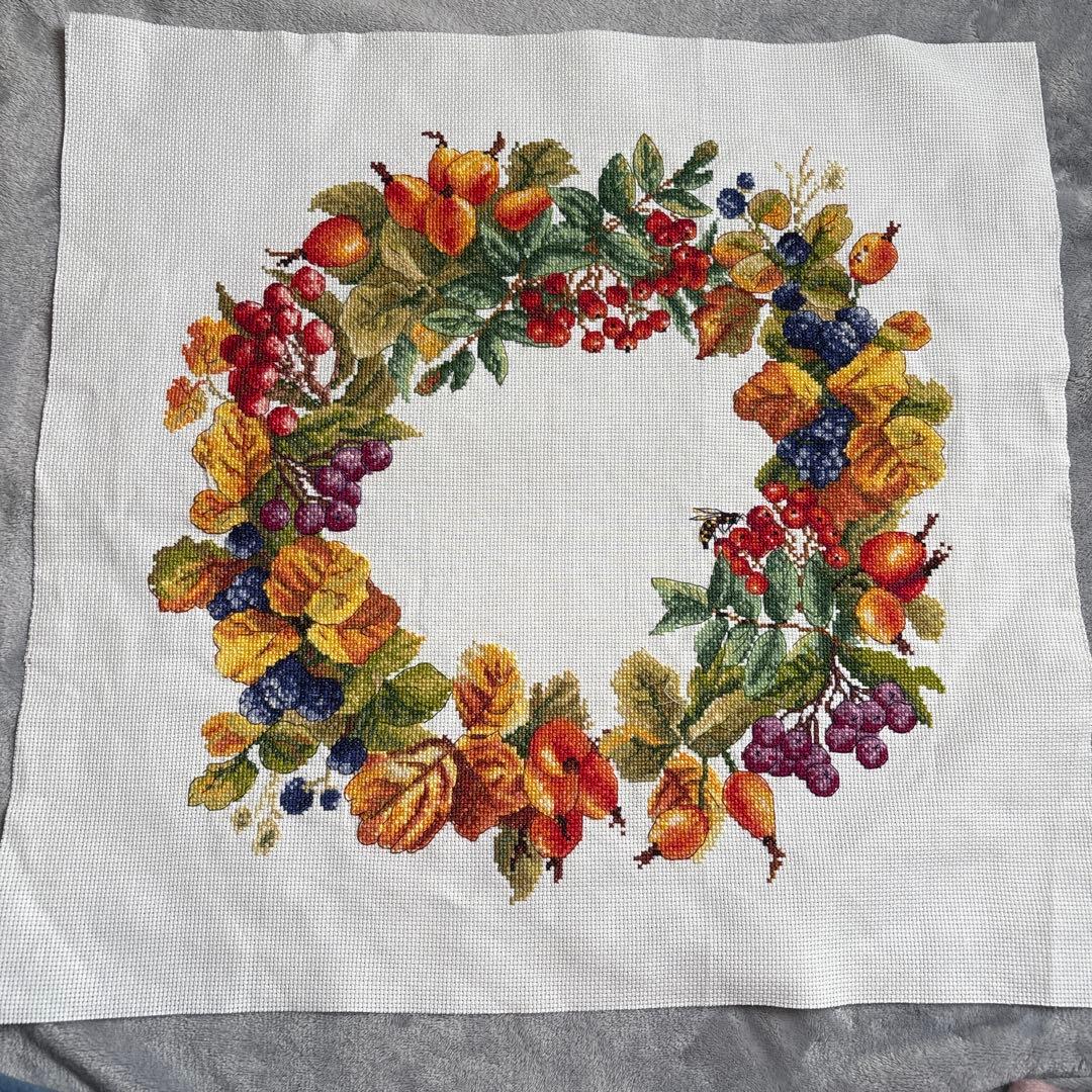 クロスステッチ完成品　　秋のリース