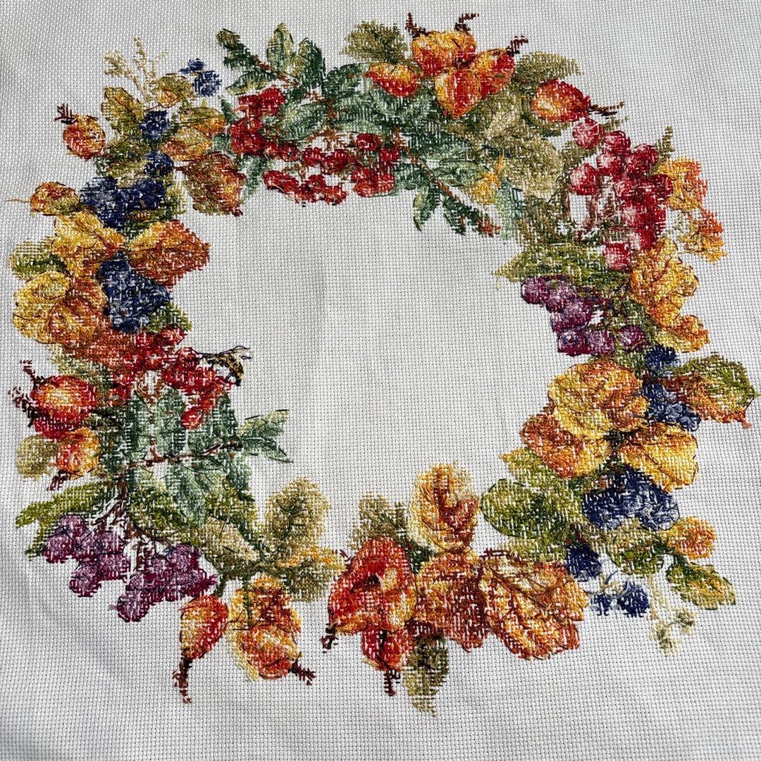 クロスステッチ完成品　　秋のリース