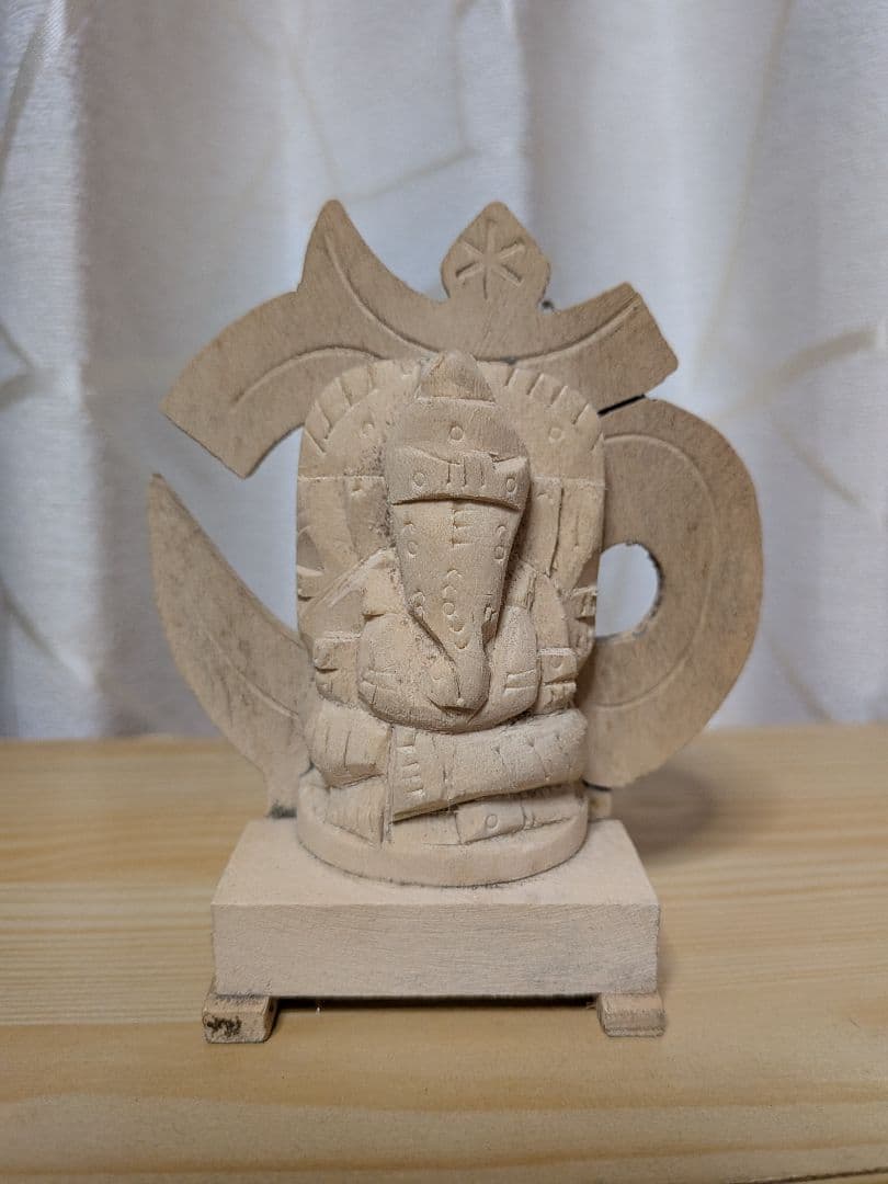 ホワイト・ヴェル・エルックで彫られたガネーシヤの神像