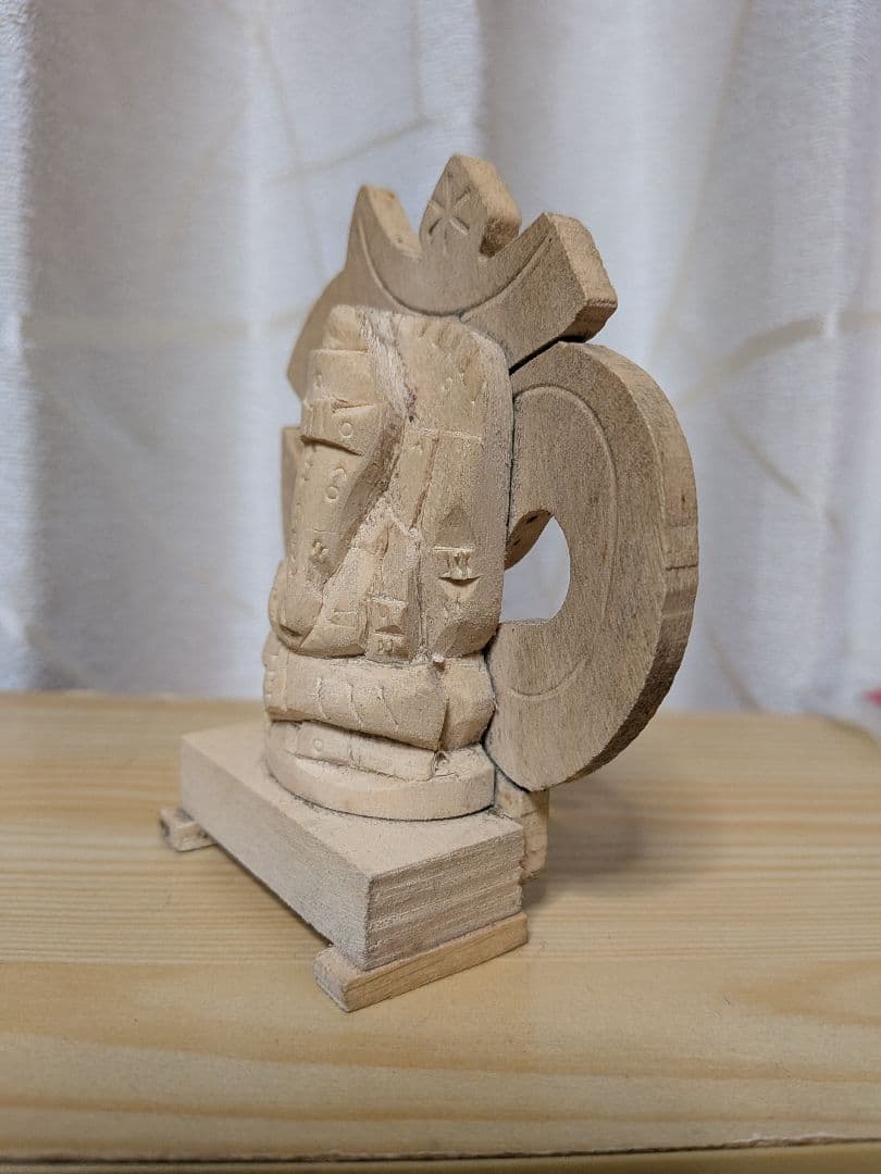 ホワイト・ヴェル・エルックで彫られたガネーシヤの神像