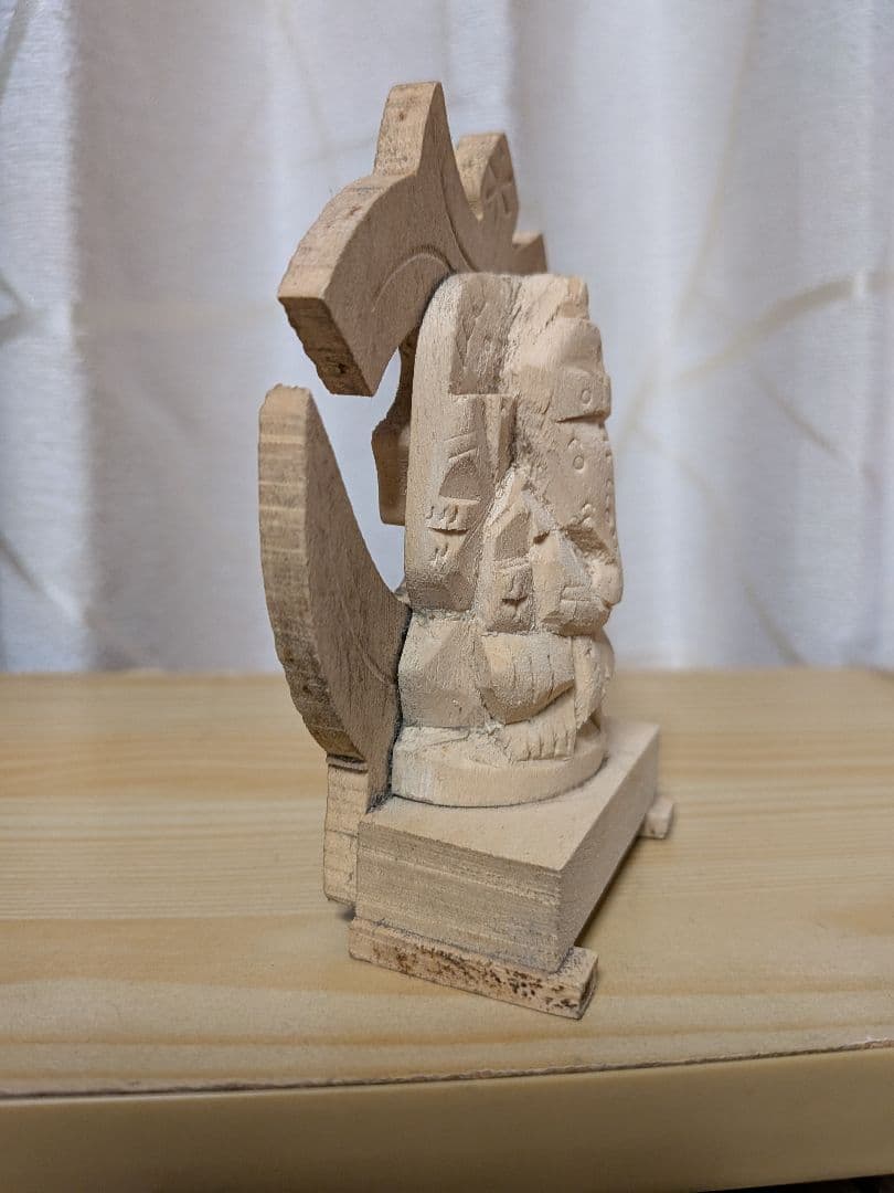 ホワイト・ヴェル・エルックで彫られたガネーシヤの神像