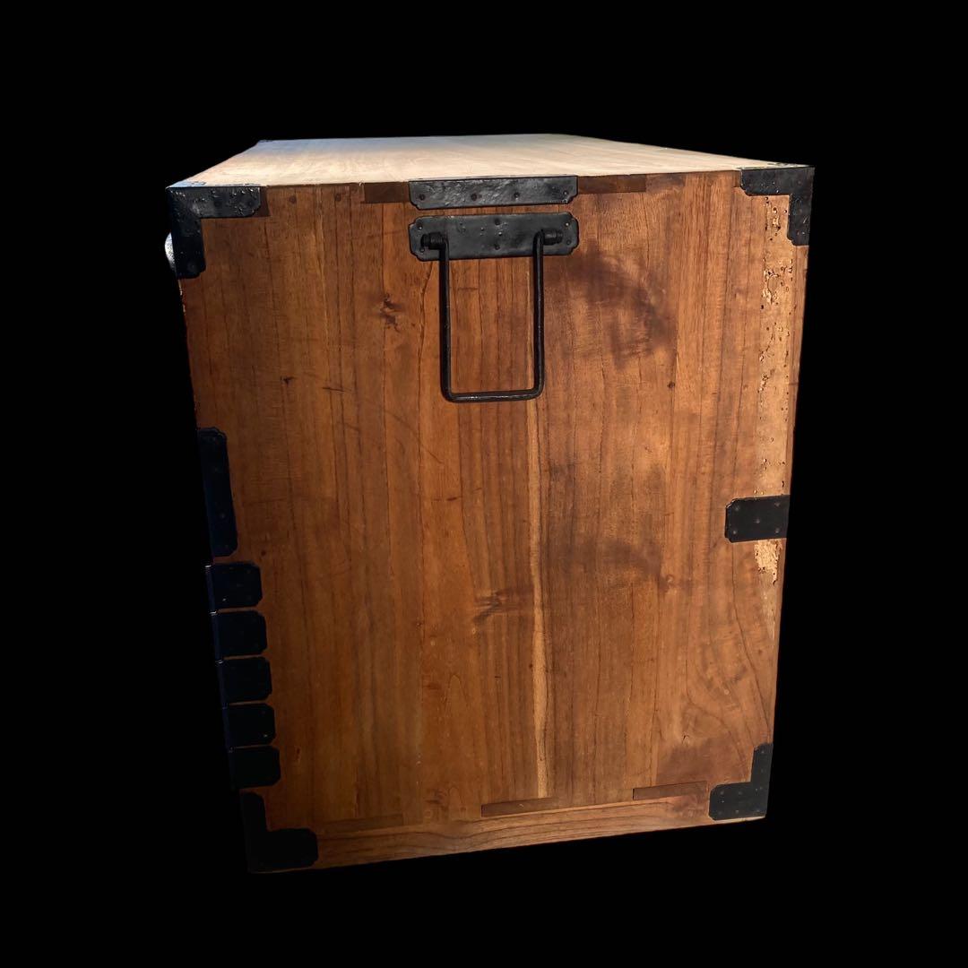 ビンテージ　桐製　時代箪笥　　打出し金具　①