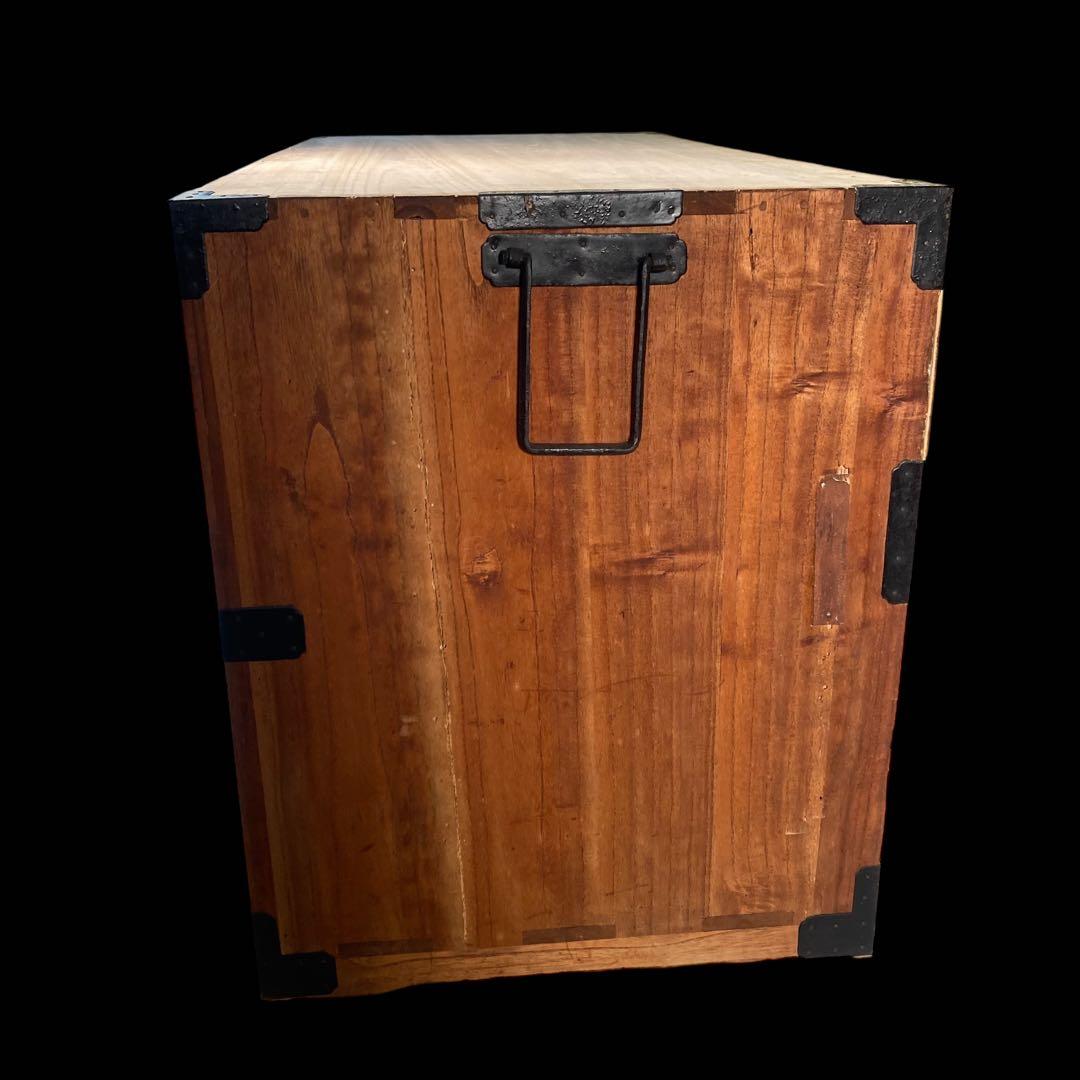 ビンテージ　桐製　時代箪笥　　打出し金具　①