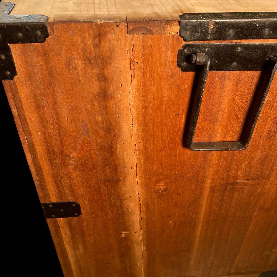 ビンテージ　桐製　時代箪笥　　打出し金具　①