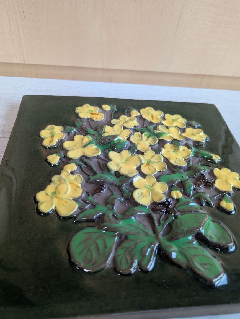 北欧　ヴィンテージ　ジイガントフタ　イエローのビオラ♪　陶板　大きめ