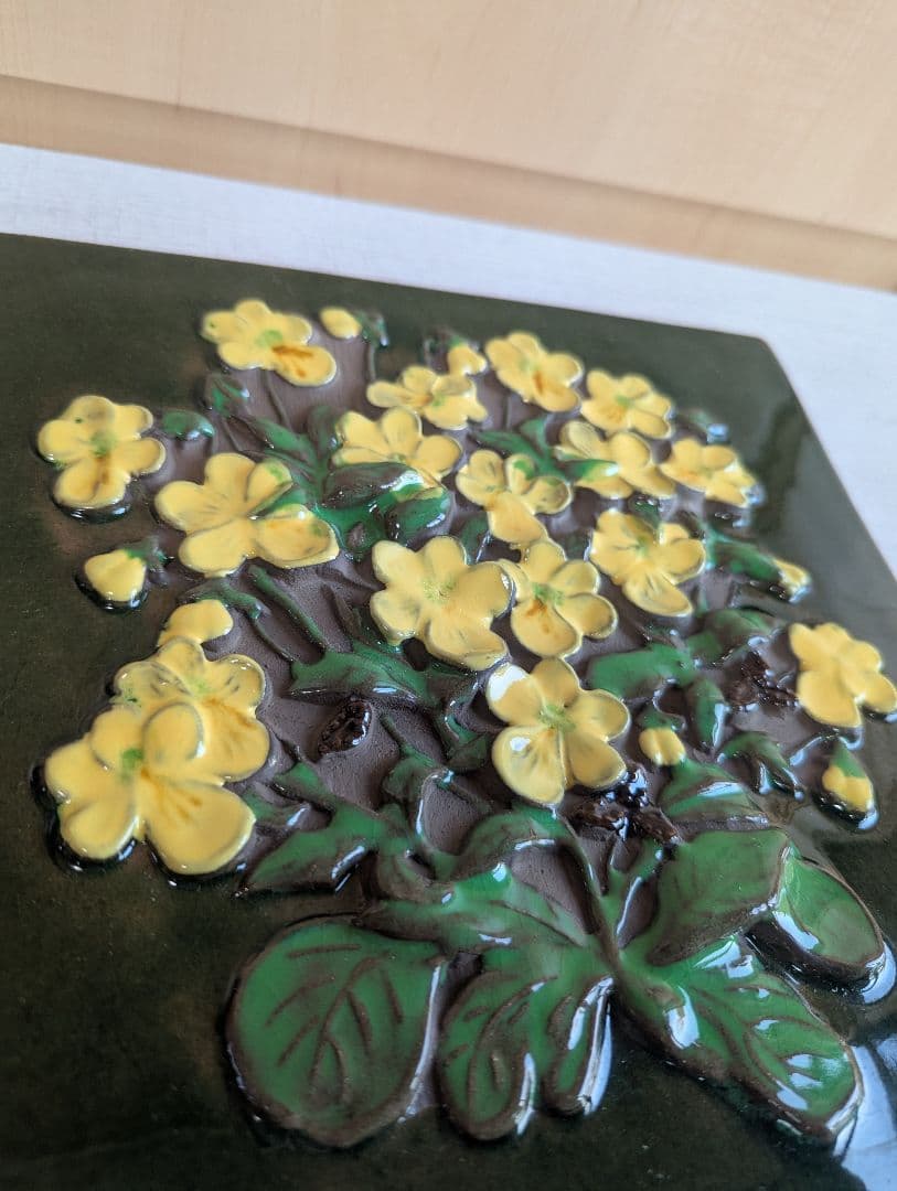 北欧　ヴィンテージ　ジイガントフタ　イエローのビオラ♪　陶板　大きめ