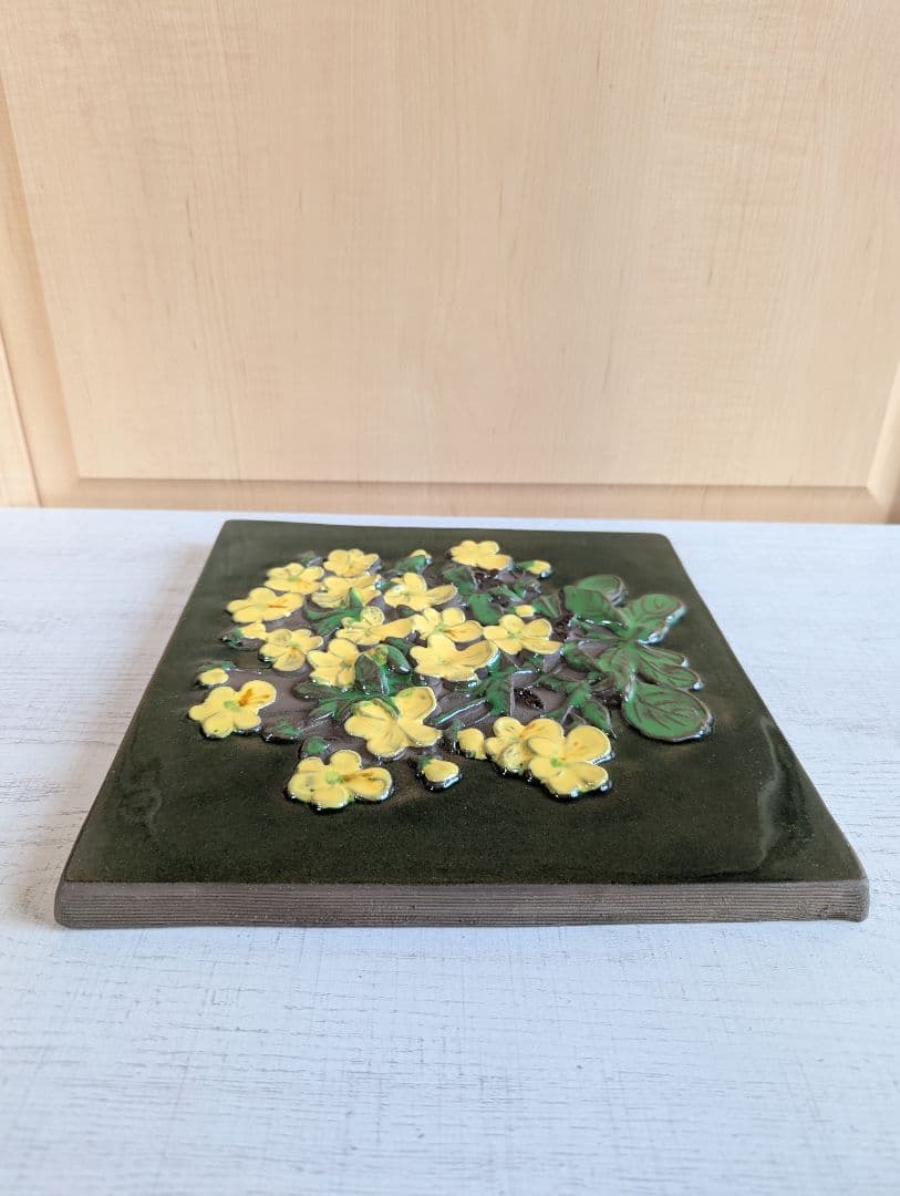 北欧　ヴィンテージ　ジイガントフタ　イエローのビオラ♪　陶板　大きめ
