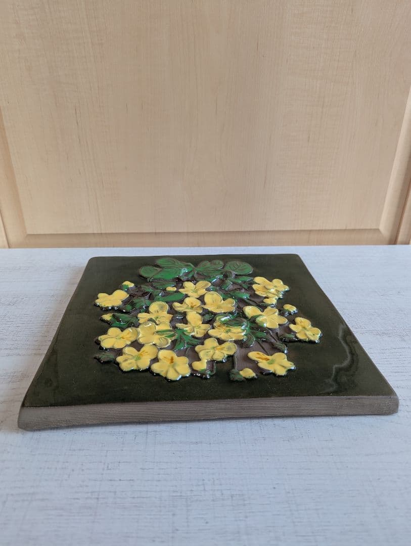 北欧　ヴィンテージ　ジイガントフタ　イエローのビオラ♪　陶板　大きめ