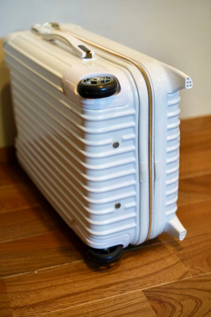 【ゆう】muta 中型スーツケース ホワイト