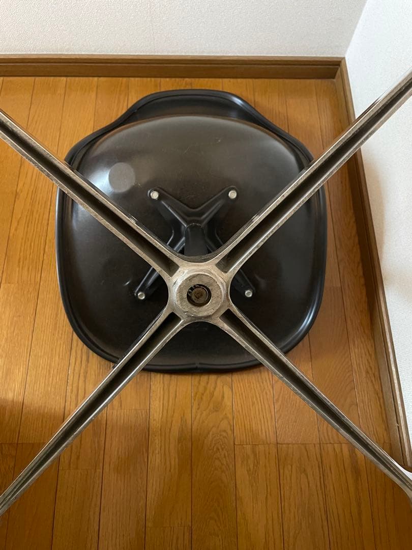 ハーマンミラー社製イームズ サイドシェルチェア（ファブリックパープル）