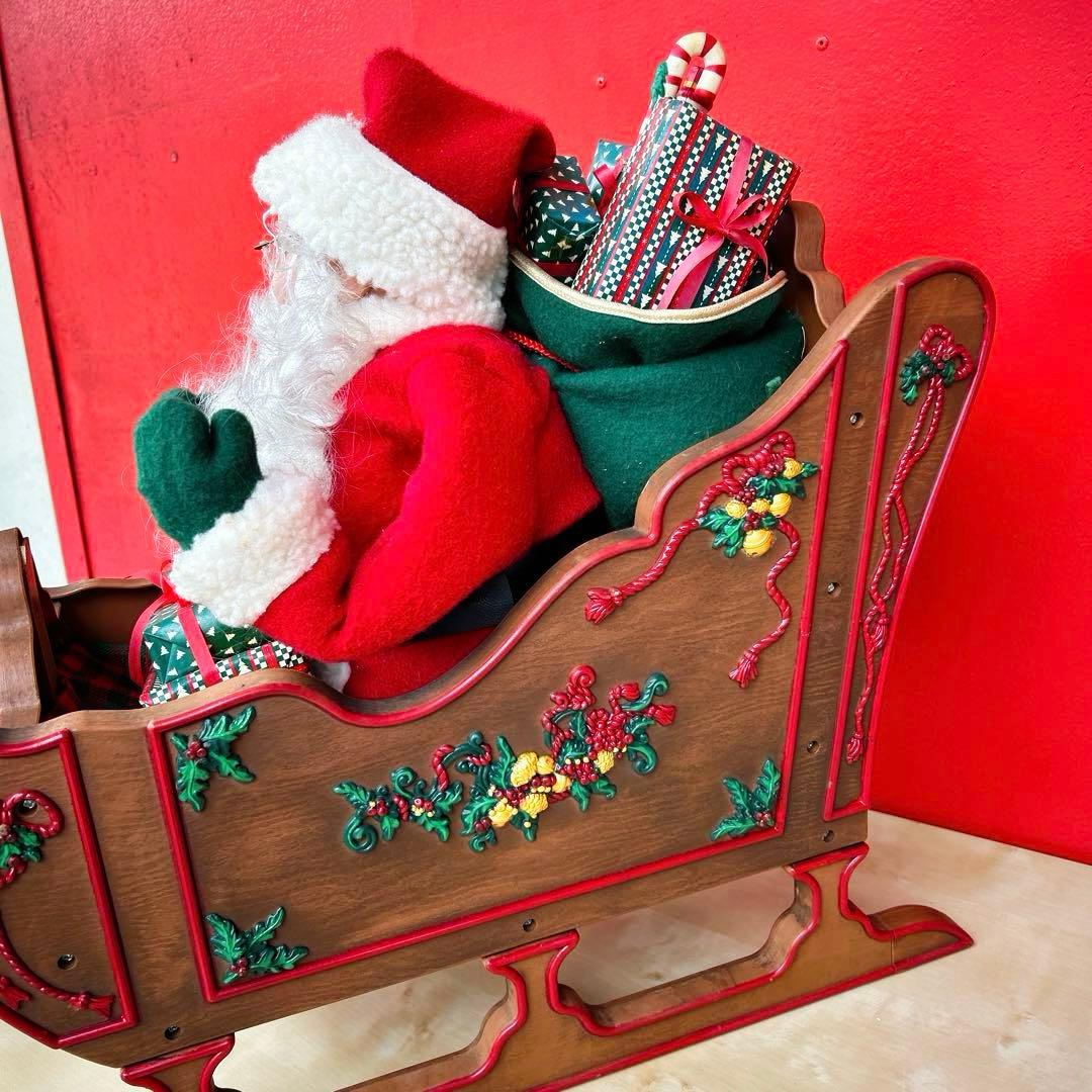 サンタとトナカイの置物