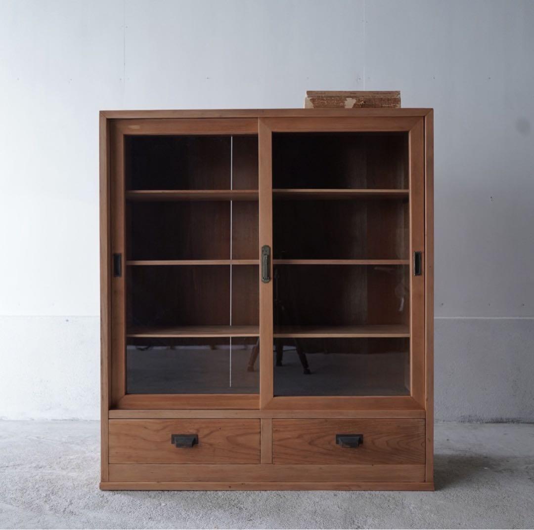 ガラス引戸のキャビネット