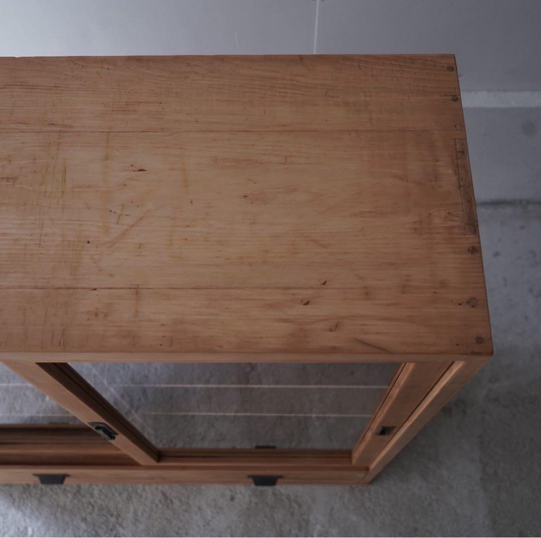 ガラス引戸のキャビネット