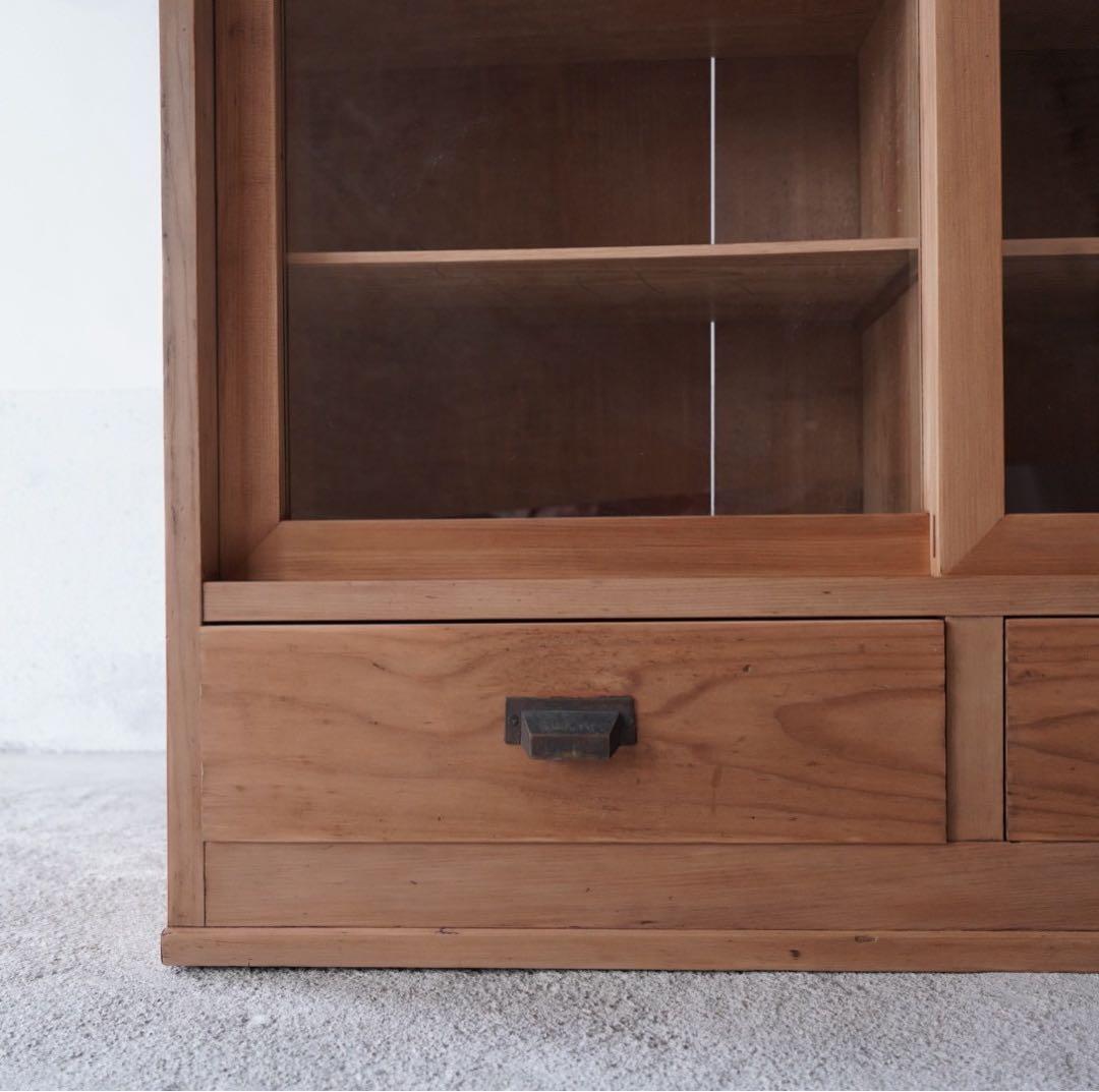 ガラス引戸のキャビネット