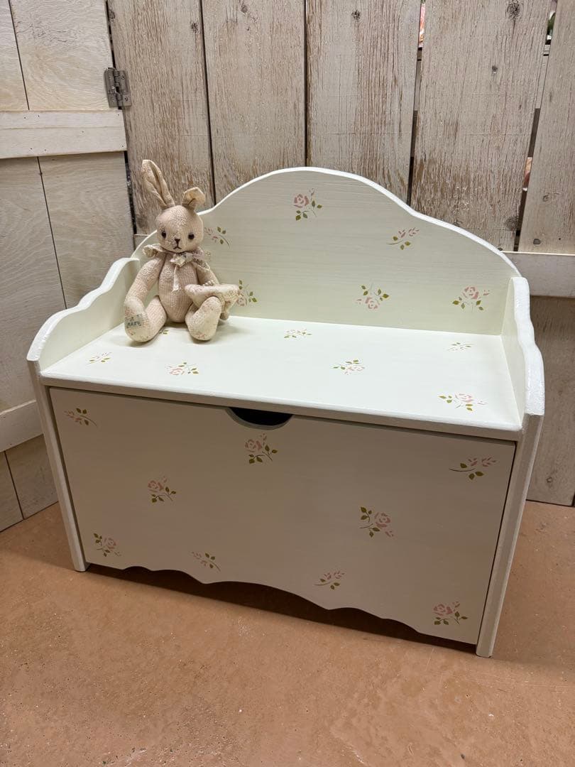 薔薇のステンシルいっぱいのベンチ型おもちゃ収納&ディスプレイ キャスターBOX