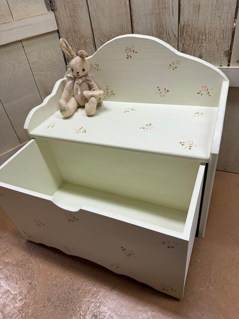 薔薇のステンシルいっぱいのベンチ型おもちゃ収納&ディスプレイ キャスターBOX