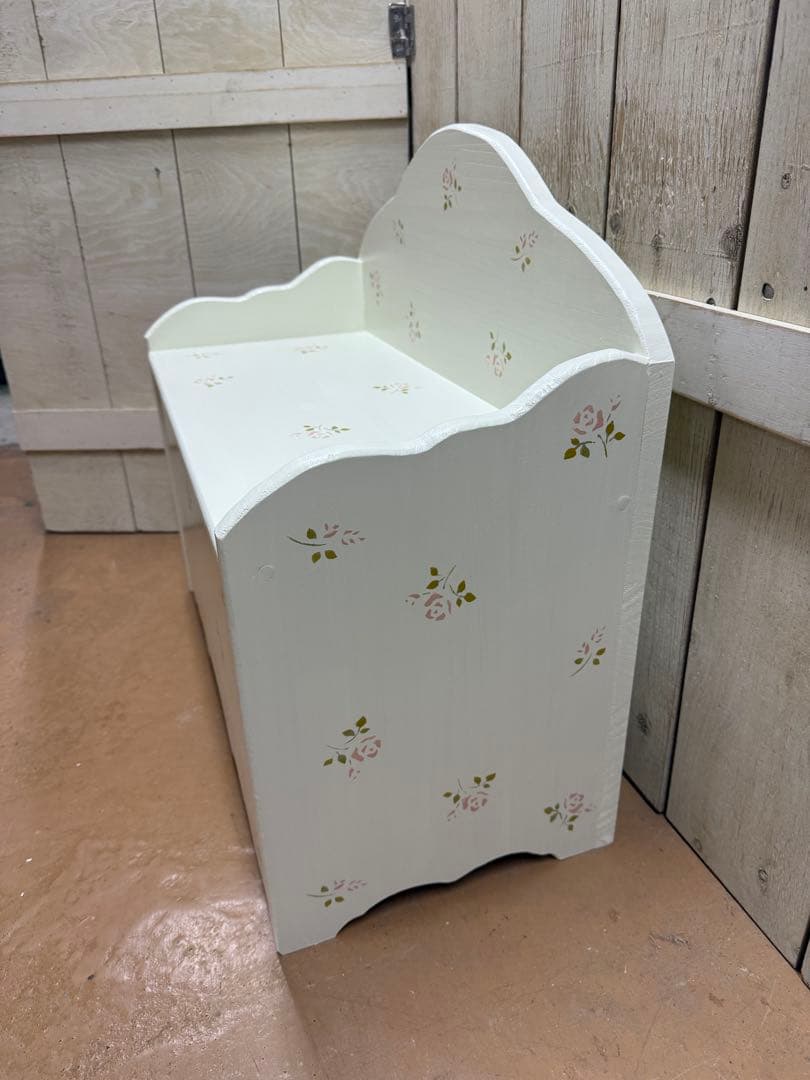 薔薇のステンシルいっぱいのベンチ型おもちゃ収納&ディスプレイ キャスターBOX