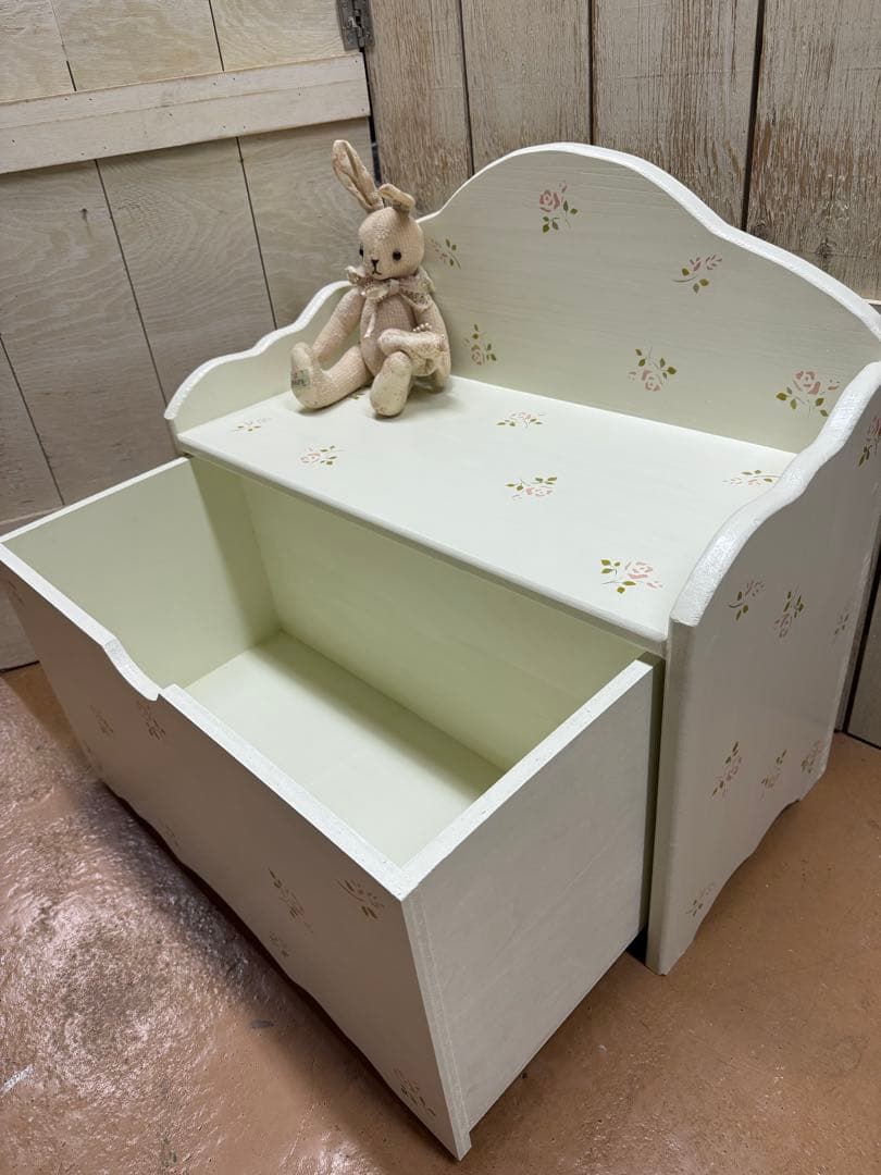 薔薇のステンシルいっぱいのベンチ型おもちゃ収納&ディスプレイ キャスターBOX