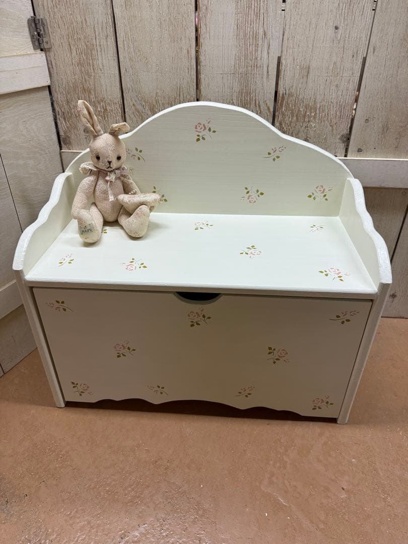 薔薇のステンシルいっぱいのベンチ型おもちゃ収納&ディスプレイ キャスターBOX