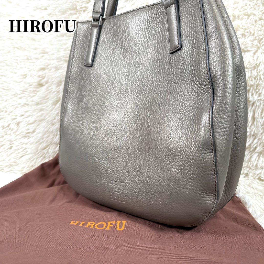 ヒロフ HIROHI Hロゴ型押し シボ革トートバッグ グレージュ 肩掛け可