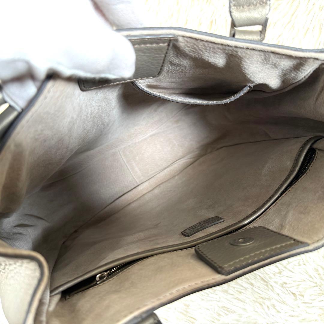 ヒロフ HIROHI Hロゴ型押し シボ革トートバッグ グレージュ 肩掛け可