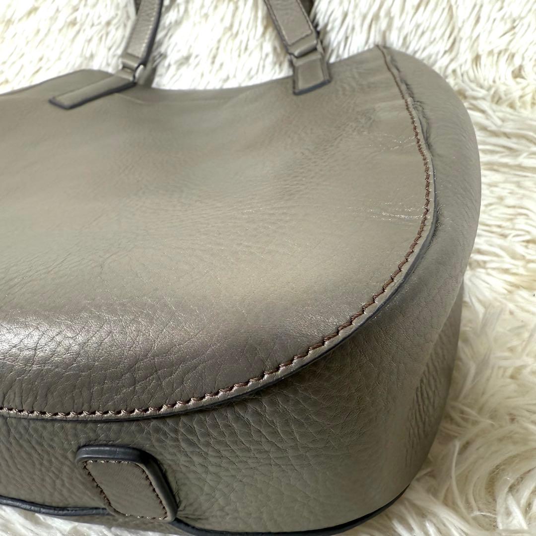 ヒロフ HIROHI Hロゴ型押し シボ革トートバッグ グレージュ 肩掛け可