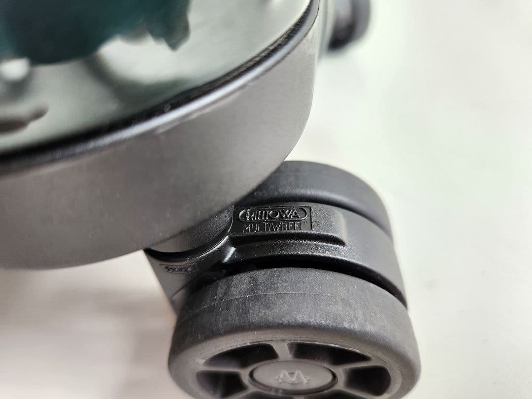 廃盤 Rimowa リモワ エッセンシャルライト キャビン 31L 機内持ち込み