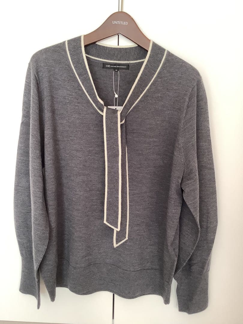 【今期タグ付き】23区 洗えるウーステッドウール ボウタイニットグレー 44