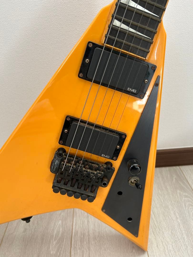 Jackson V型エレキギター EMG搭載