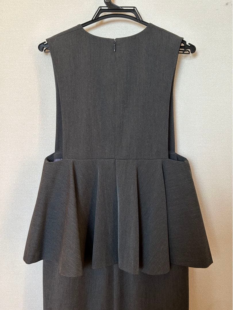 ダークグレー Vネック ペプラムワンピース