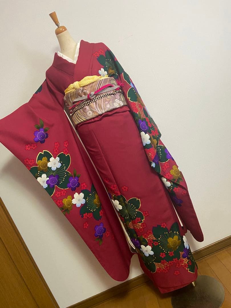 赤 花柄刺繍 振袖　成人式　記念撮影に◉現代風着物