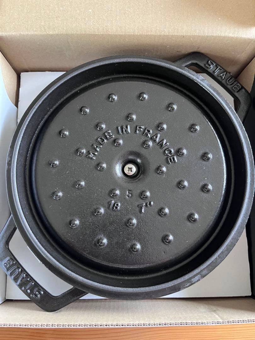 美品【シリアルナンバー付き】ストウブ ココット ラウンド ブラック 18㎝