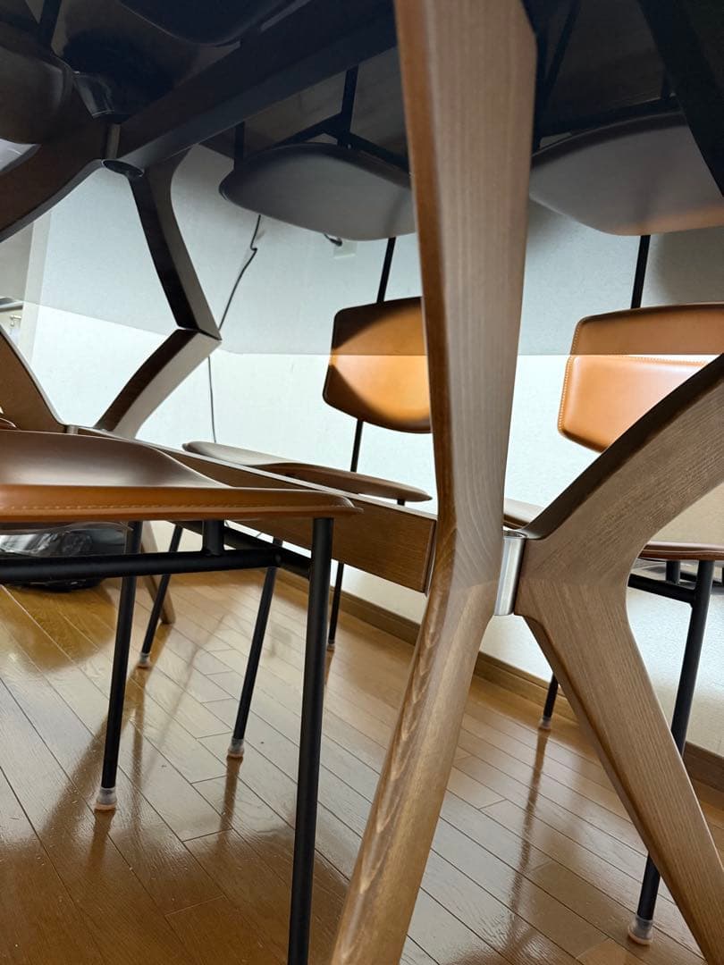 カリガリス　ダイニングテーブル