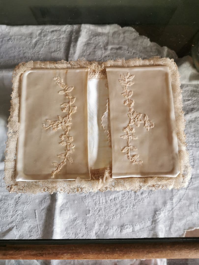 アンティークポワンドローズ ボビンレース パール装飾シルク聖書/ハンカチケース