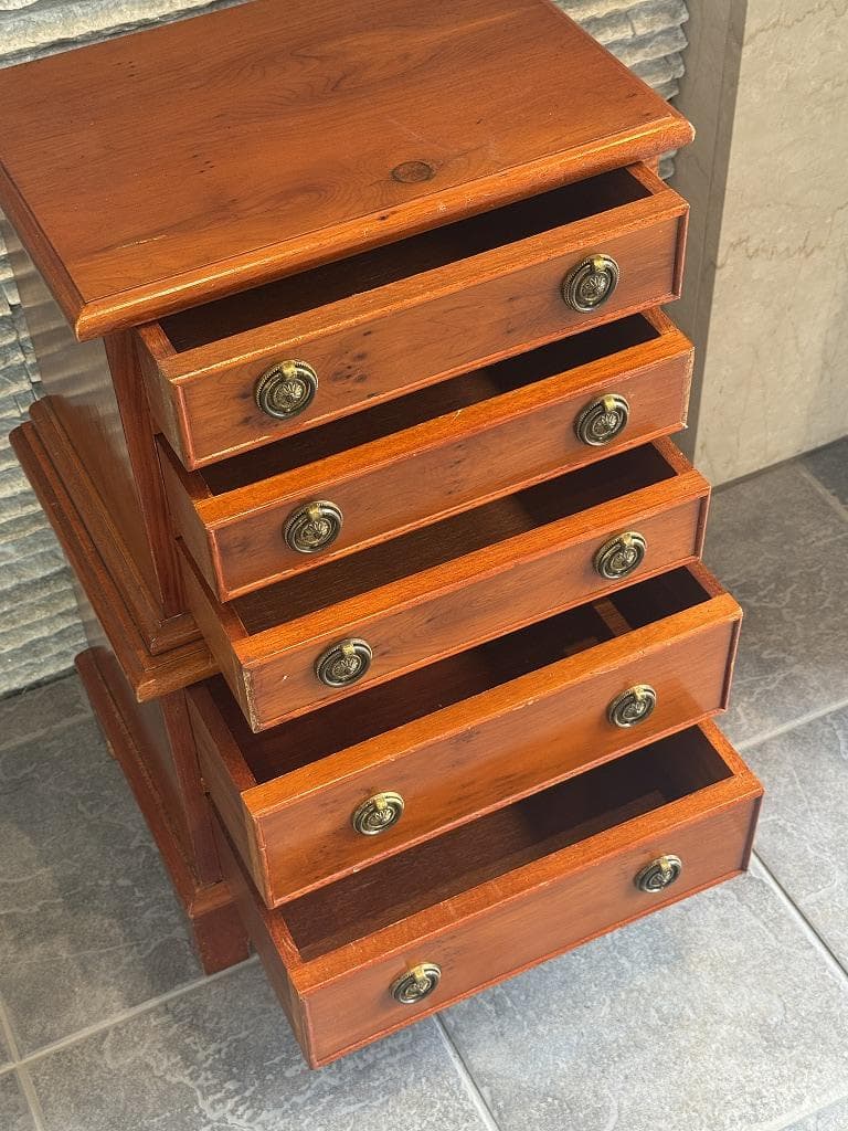 売約済み　英国　アンティーク　キャラメル色のチェスト　イチイ材　 サイドチェスト