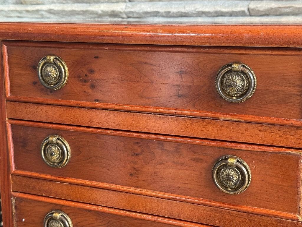 売約済み　英国　アンティーク　キャラメル色のチェスト　イチイ材　 サイドチェスト