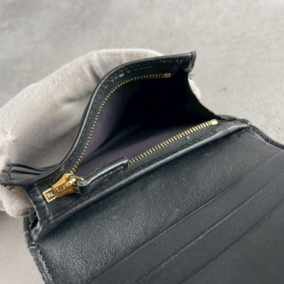 【極美品】フェンディ 折り財布 バケット エンボス 金具 ロゴ 総柄 レザー