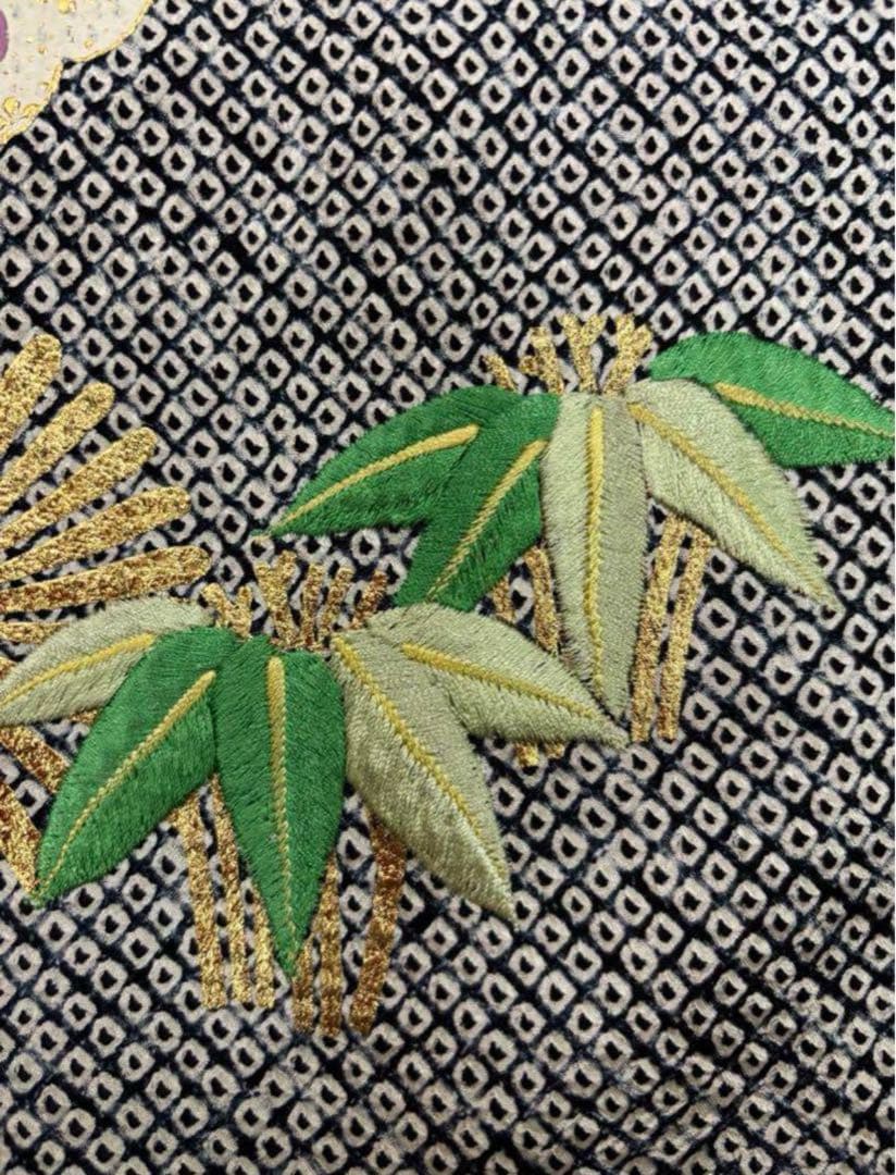 七五三　四ツ身女の子着物　正絹　仮絵羽　赤　豪華絞り　華やか刺繍　蝶　梅