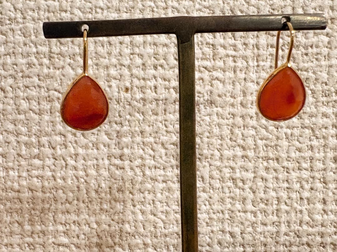 出品は、31日迄。La soeurペアシェイプフックピアス　カーネリアン