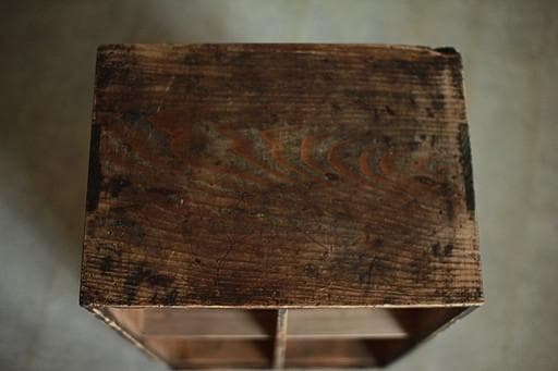 古く味のある4マスの収納棚　食器棚　本棚　収納棚　古家具