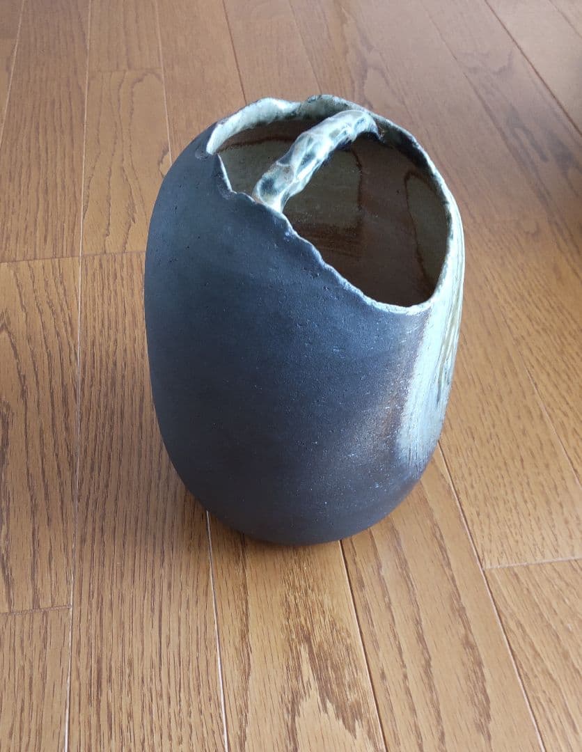 陶器製グレー花瓶 不規則形状