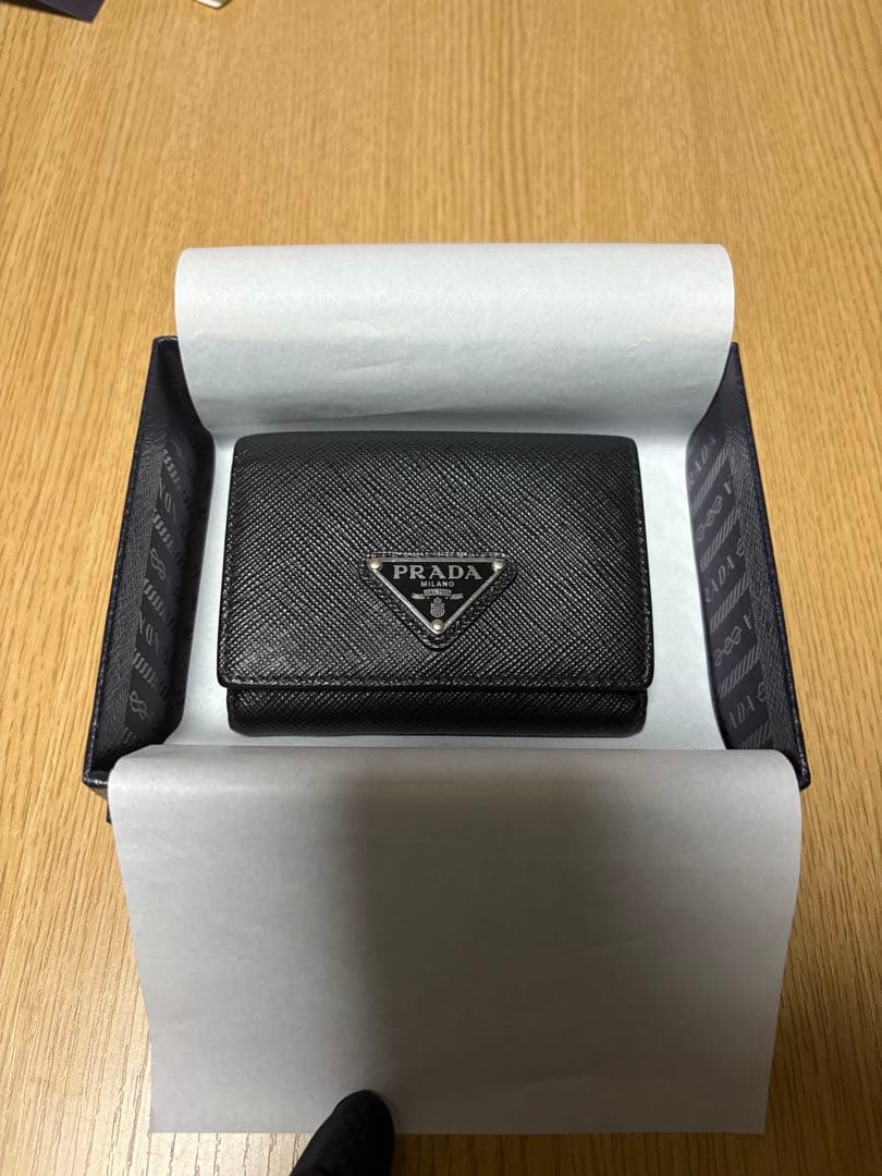 PRADA サフィアーノトライアングル コンパクトウォレット