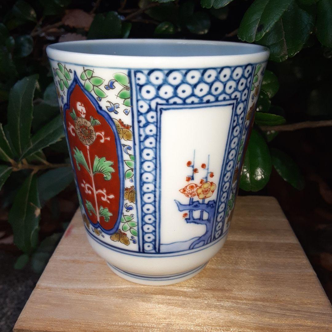 酒井田柿右衛門と書いて有ります。御湯のみ。何代目か分かりません。