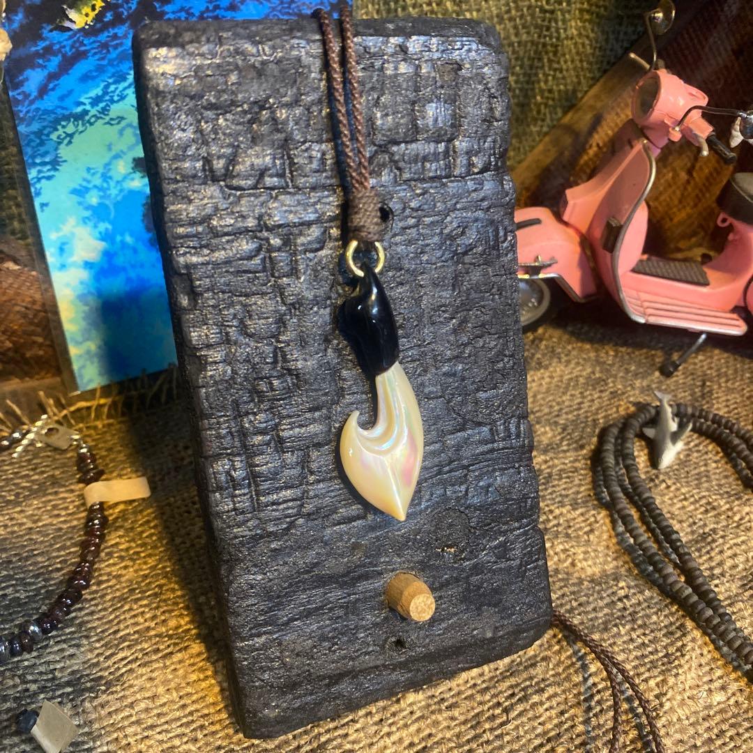 夜光貝と水牛のペンダント　「人魚の銛」　幸運の釣り針　ハワイアンジュエリー