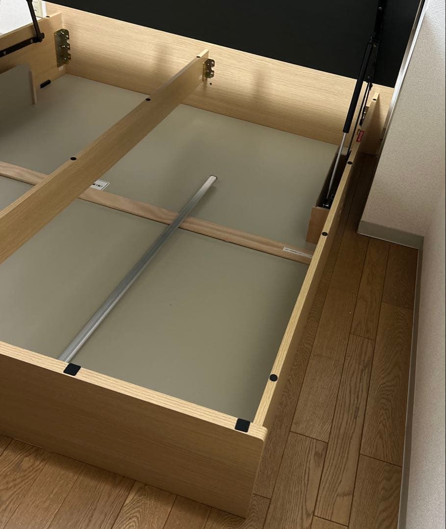【送料込】クイーンサイズ ベッドフレーム 収納付き 油圧跳ね上げ式 木製