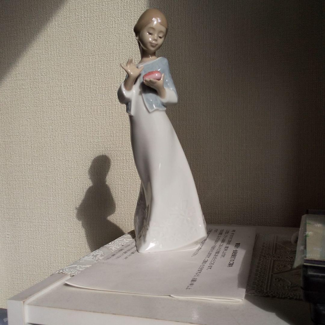 NAO陶磁器製フィギュリン